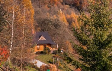 Chata w Bieszczadach Leśne uroczysko Cisna Bieszczady jesienią